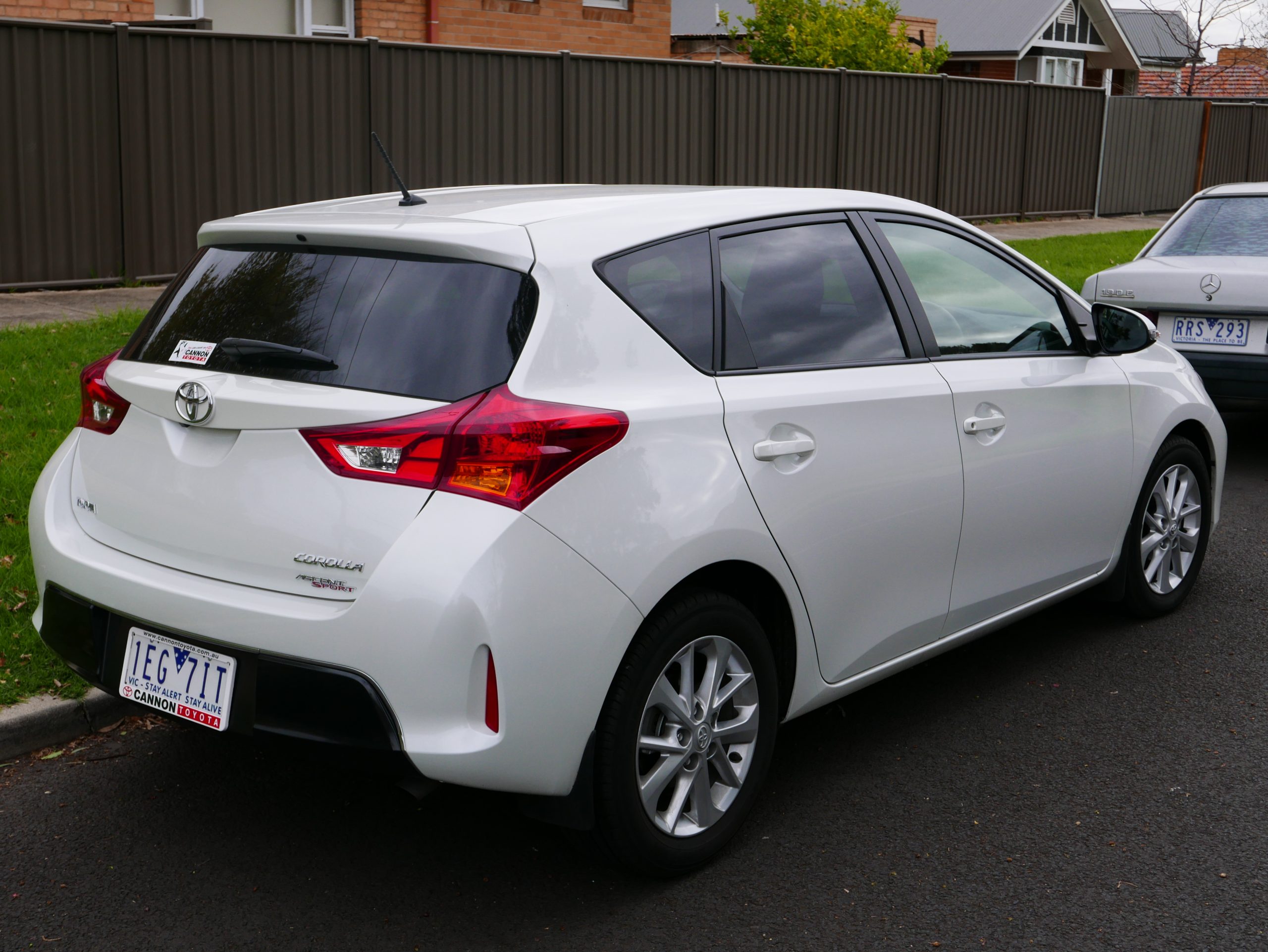 2014_Toyota_Corolla_(ZRE182R)_Ascent_Sport_hatchback_(2015-05-29)_02